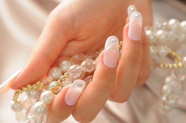 bröllop-naglar-bilder-pärlspetsiga-runda-naglar