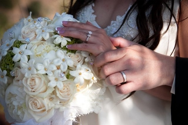 bröllops-naglar-bilder-lila-franska-ovala-kort-naglar