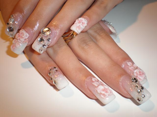 bröllop-nagel-bilder-mönster-rosa-blommor-strass