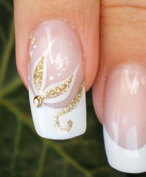 bröllop naglar-bilder-fransk-design-guld-glitter-strass-blomma