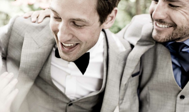 bröllopstal-bästa man-grå-kostym-fluga-vintage-stil