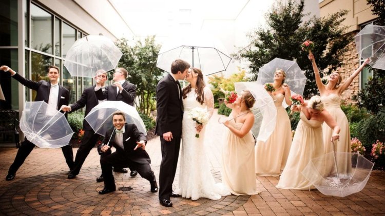 bröllopstal-bästa man-foto-idé-paraply-tärnor