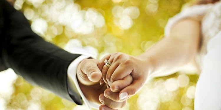 bröllop-tal-bästa man-äktenskap-vigselring-gift-par-hand-grepp
