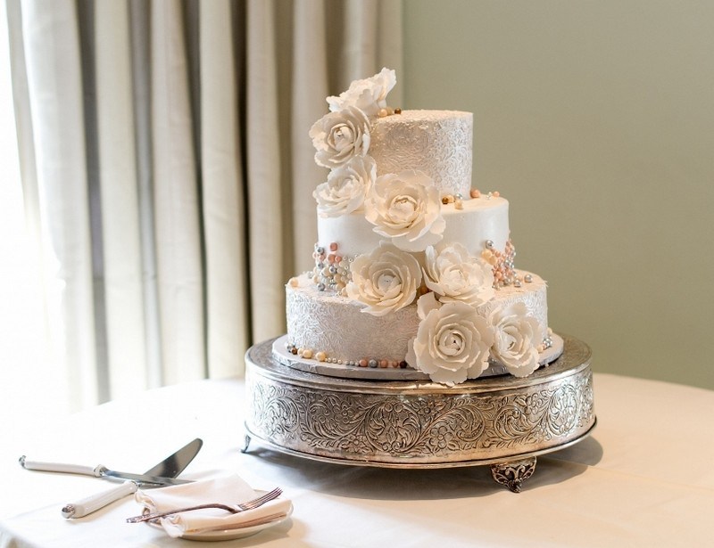 Bröllopstårta-höstbröllop-champagne-färg-blommor-sockerpärlor