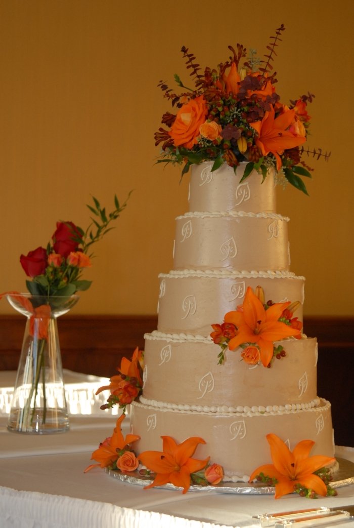 idé-bröllop-tårta-höst-grädde-färg-orange-lilja-blommor