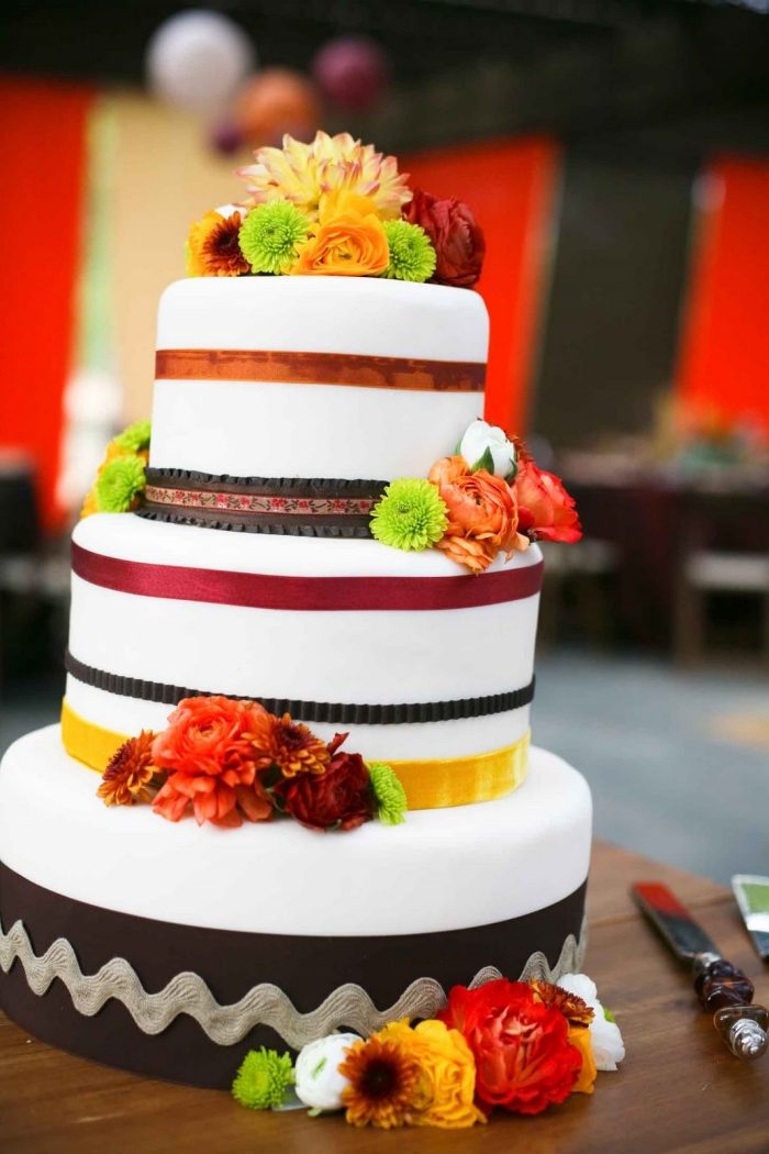 idé-bröllop-tårta-höst-färgglada-band-blommor-vit-fondant