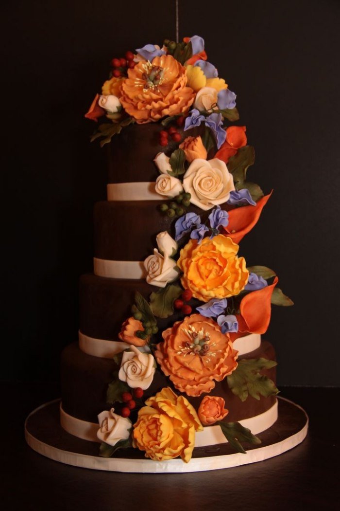 bröllopstårta-höst-blommor-krans-choklad-glasyr