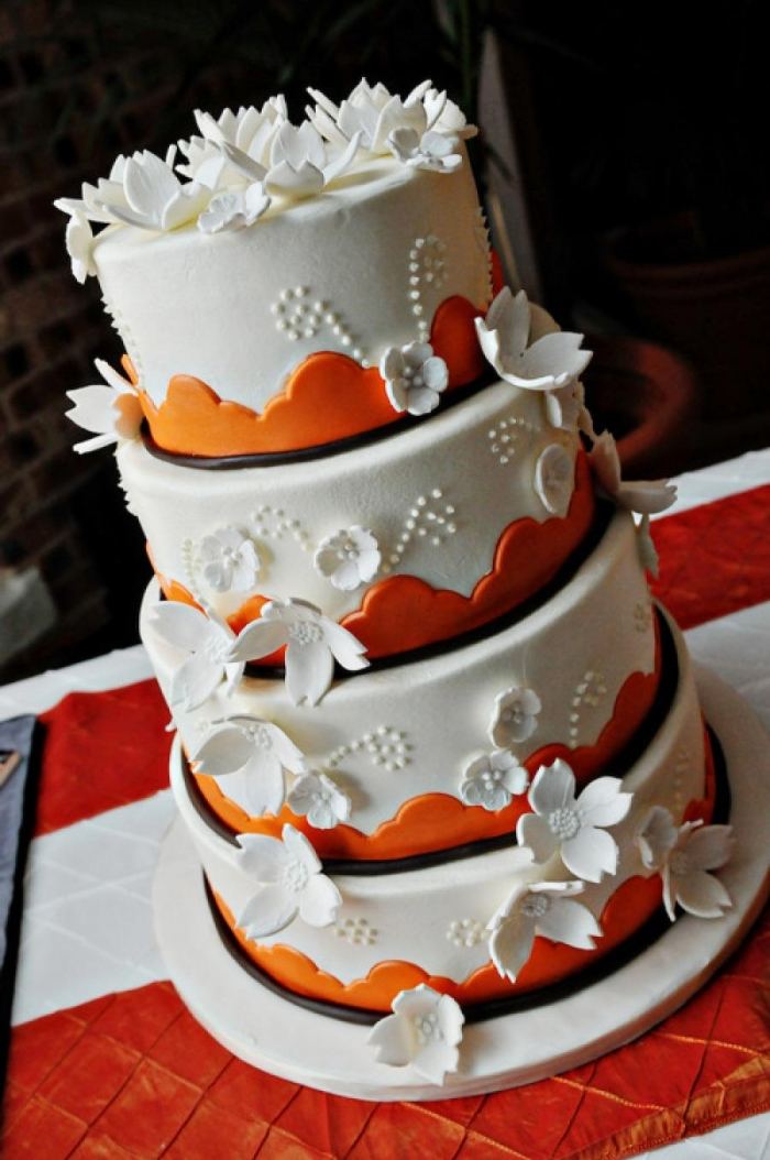 bröllop-tårta-höst-4-nivåer-vit-fondant-socker-blommor