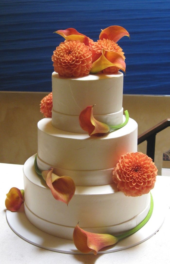 bröllop-tårta-höst-3-nivåer-vit-fondant-apelsin-dahlior
