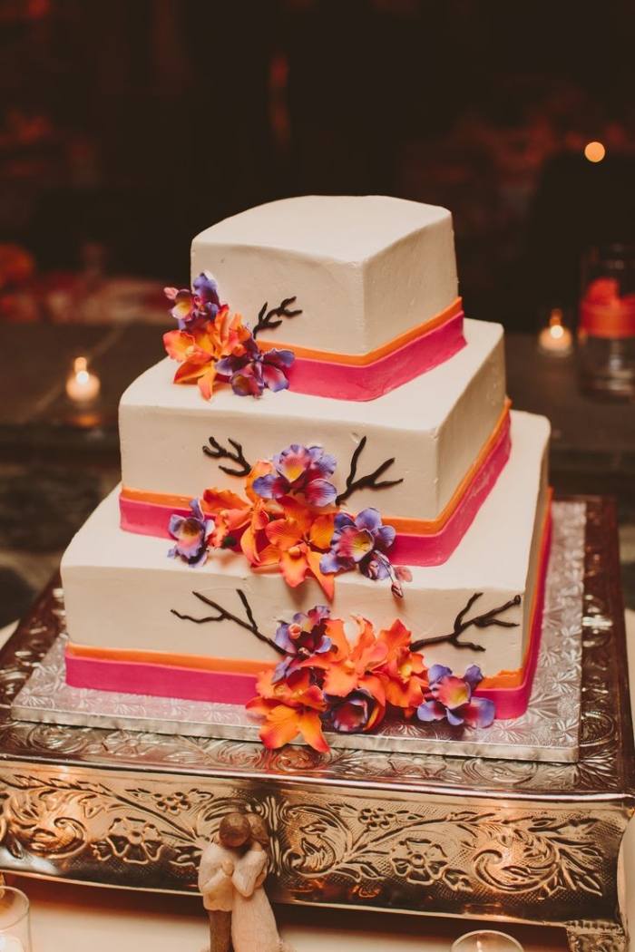 bröllop-tårta-höst-3-nivåer-orange-rosa-band-blommor