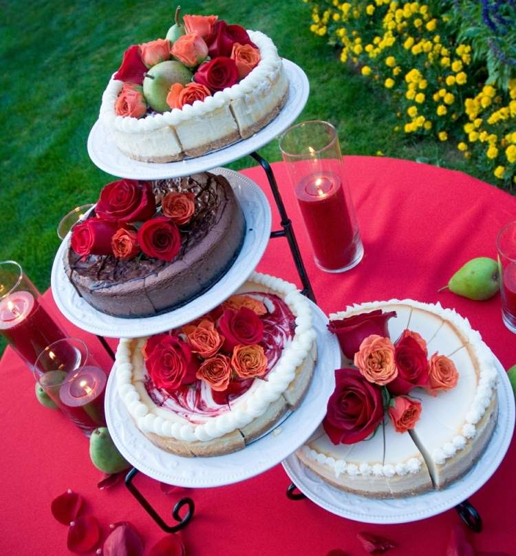 Dekorera din bröllopstårta med frukt och baka dina egna rosor