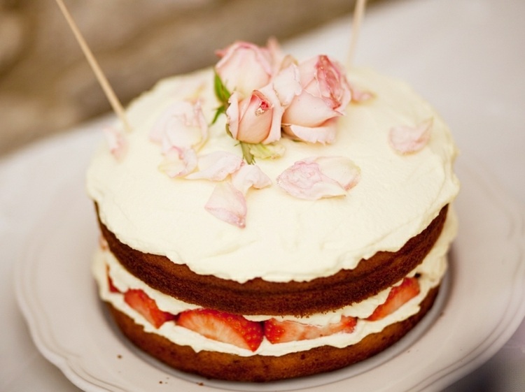 Baka din egen bröllopstårta med frukt, krämig grädde, utsökt, väl dekorerad
