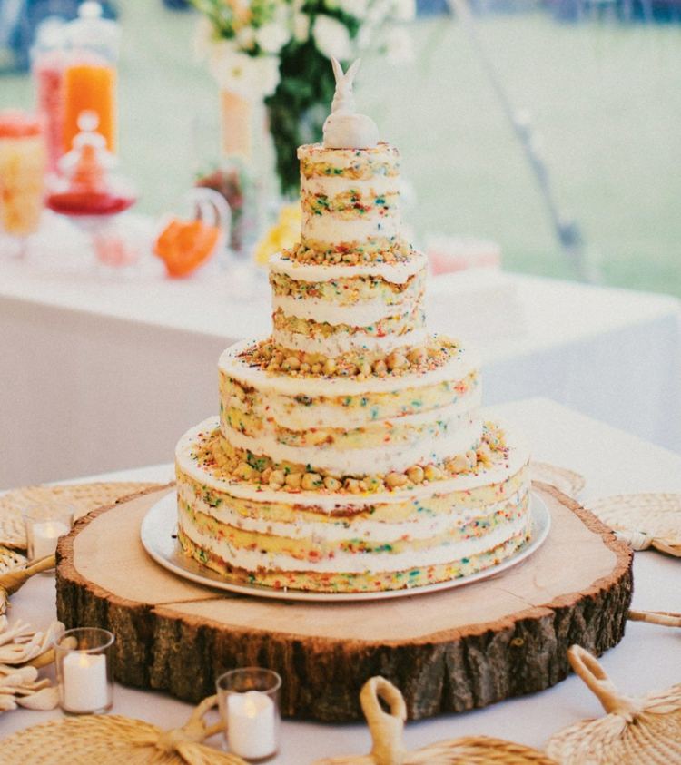 bröllopstårta utan fondant färgad-tier-nöt-tårta-träskiva