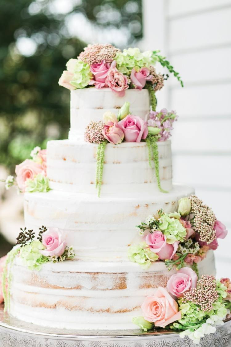 bröllopstårta utan fondant vit-grädde-grädde-rosor-rosa-dekorera