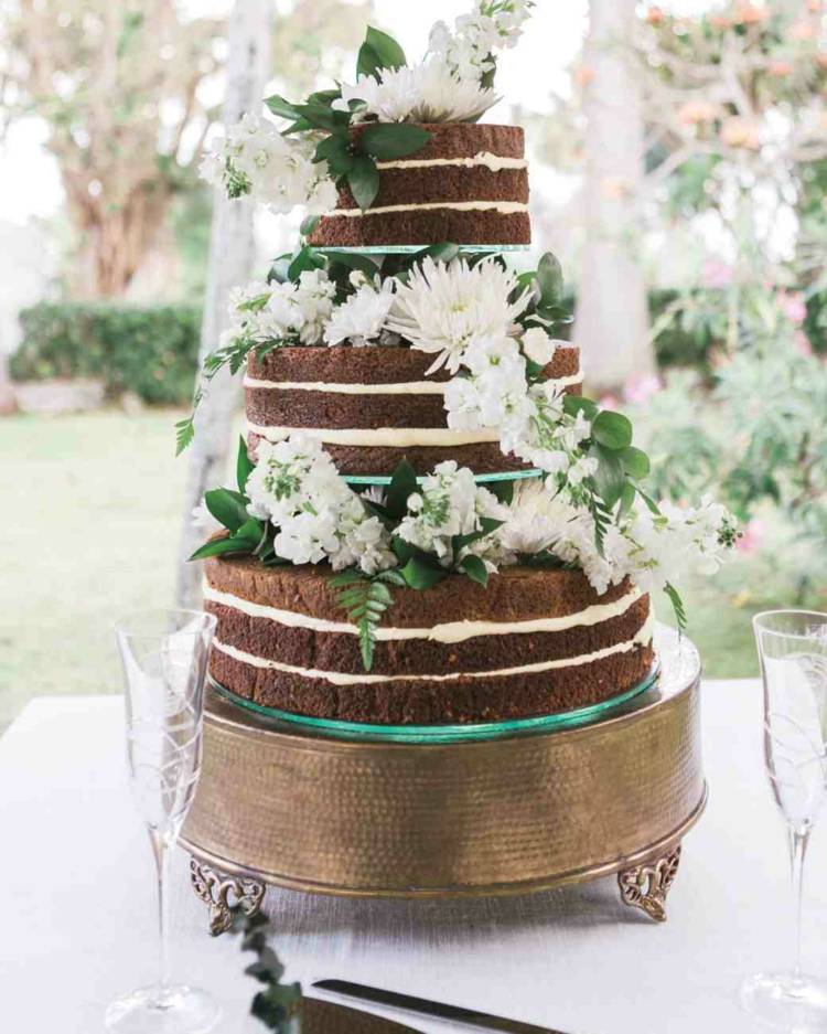 bröllopstårta-fondant-blommor-vit-grön-design-brons-stativ