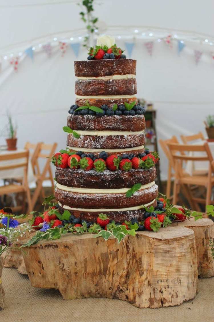 bröllopstårta-fondant-frukt-tårta-rustik-trä-dessert-tallrik