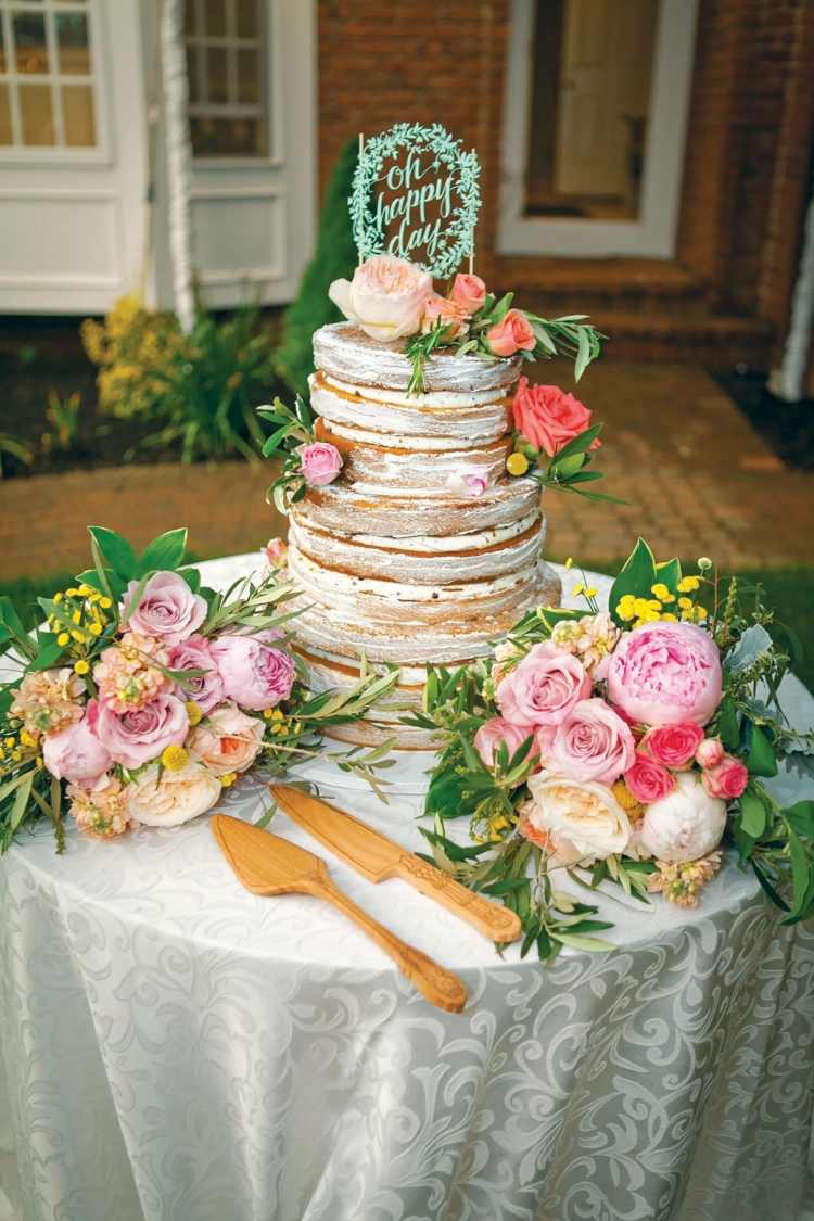 bröllopstårta-fondant-romantisk-dessert-bord-rund-blomma-dekoration