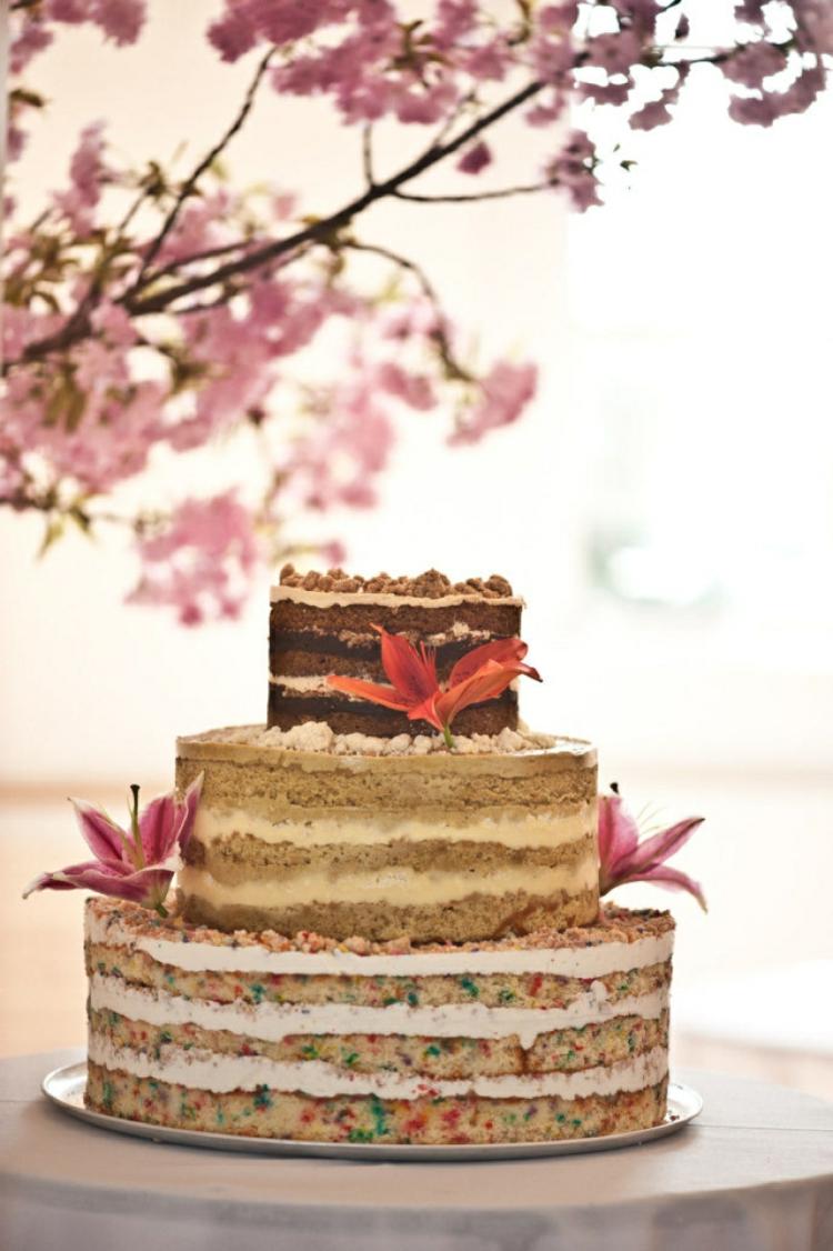 bröllop-tårta-fondant-subtil-tre-tier-tårta-lilja-dekoration