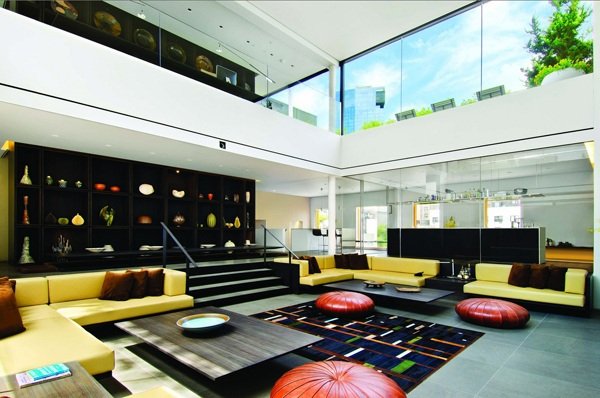 modern lägenhet-färgglada möbler-stora fönster