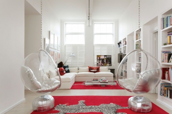 lyxig lägenhet london röda mattor hängande stolar