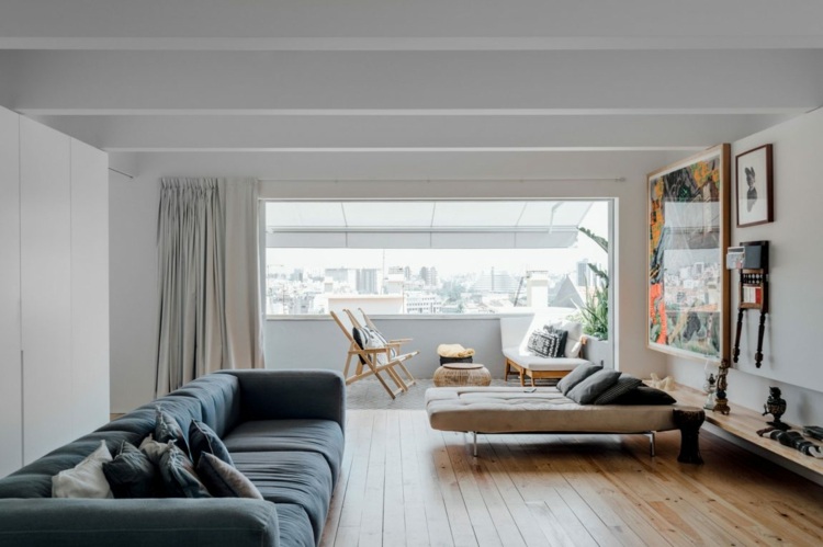 höga fönster vardagsrum-inredning-moderna-gardiner-integritetsskydd