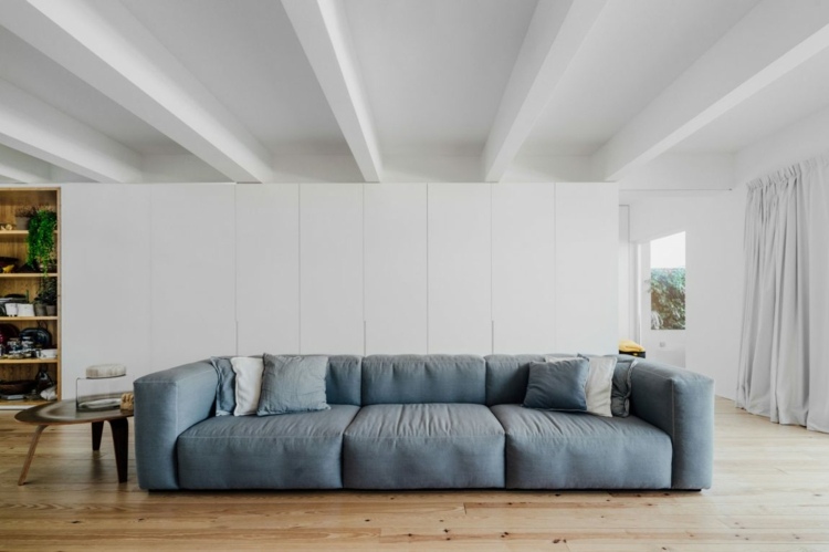 höga fönster ljusgrå-blå-grå-soffa-tak-täckt-laminat