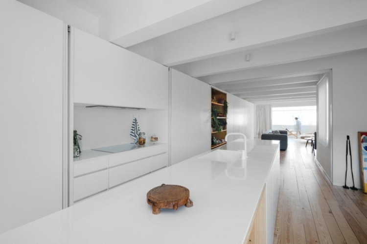 hög-fönster-minimalistisk-vit-kök-diskbänk-kran-modern