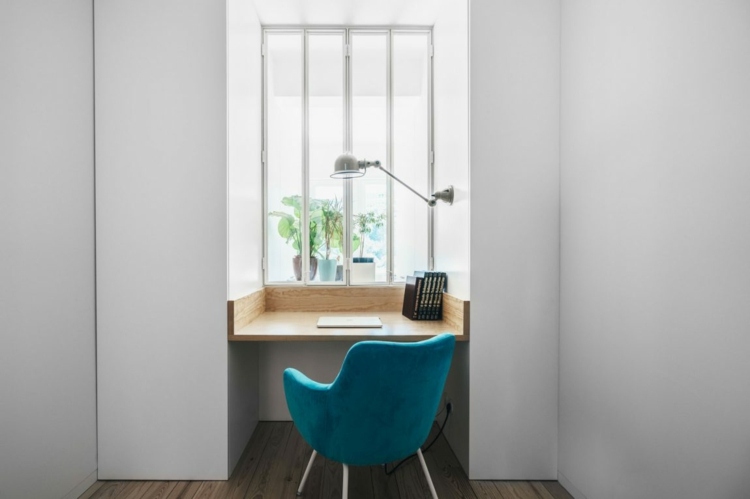 hög fönster-arbetsyta-skrivbord-alkov-blå-stol