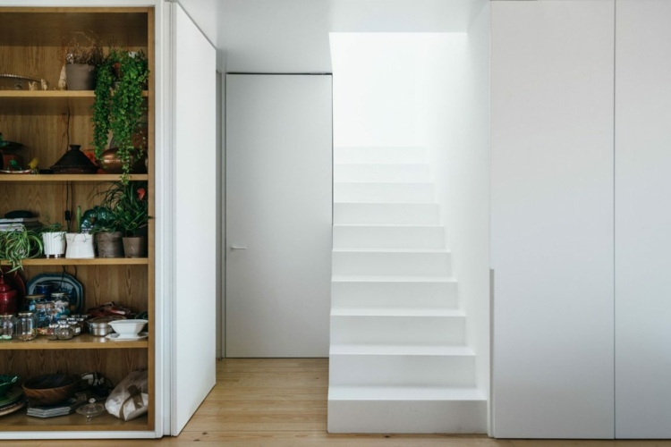 hög-fönster-trappor-maisonette-vit-entré-dörr