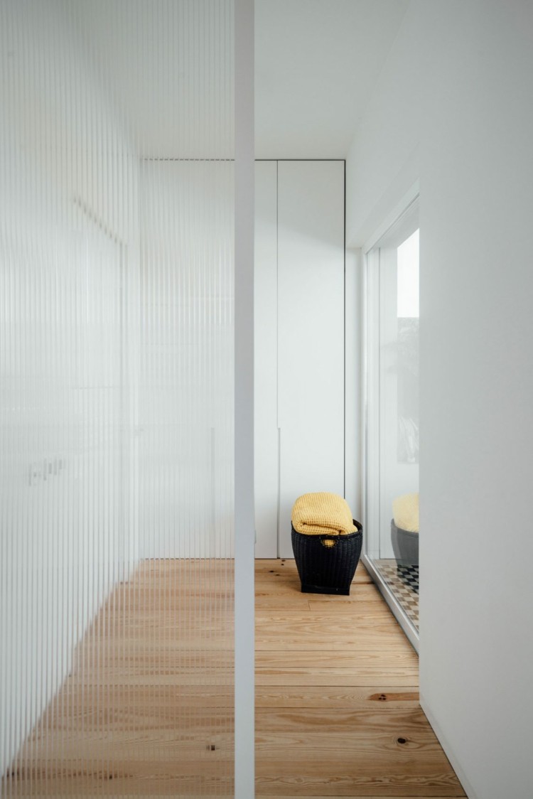 hög-fönster-partition-glas-korridor-design-vita-väggar