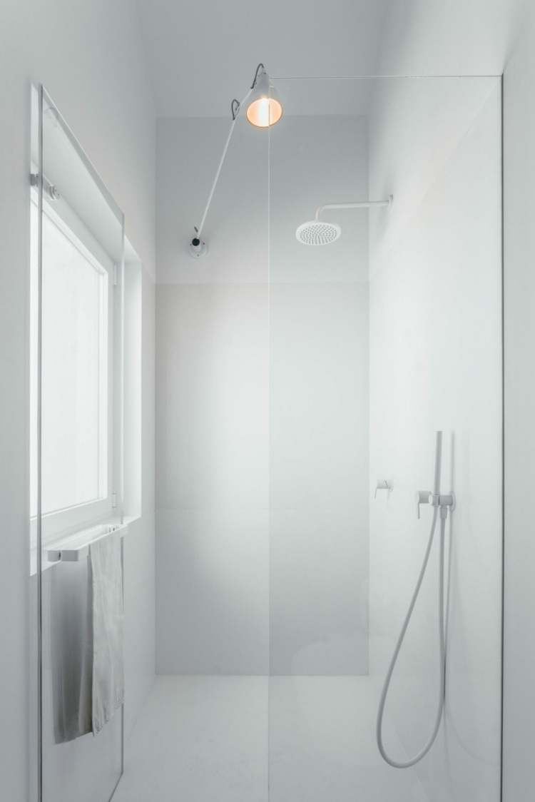 hög-fönster-dusch-golv-nivå-glas-dusch-vägg-glas-dörr-lampa