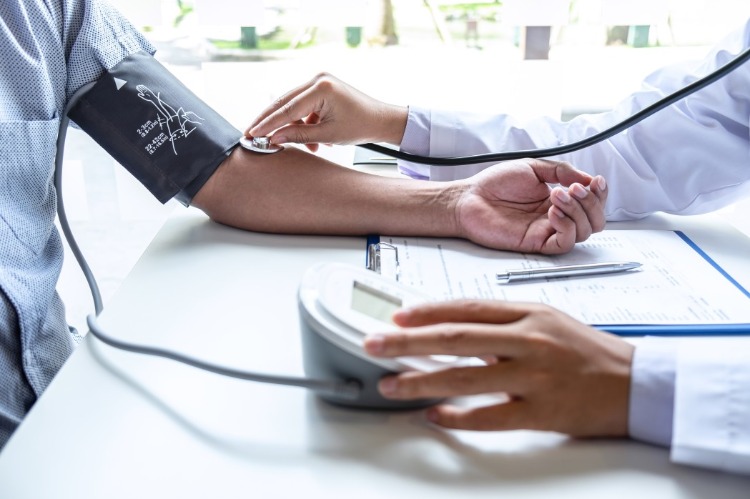 Låt en kardiolog diagnostisera risken för hjärtsjukdom orsakad av högt blodtryck