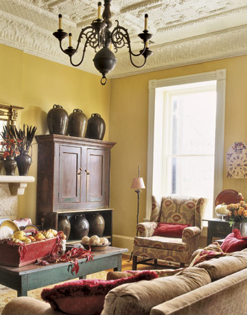 vardagsrum-antika vaser-möbler-varma färger