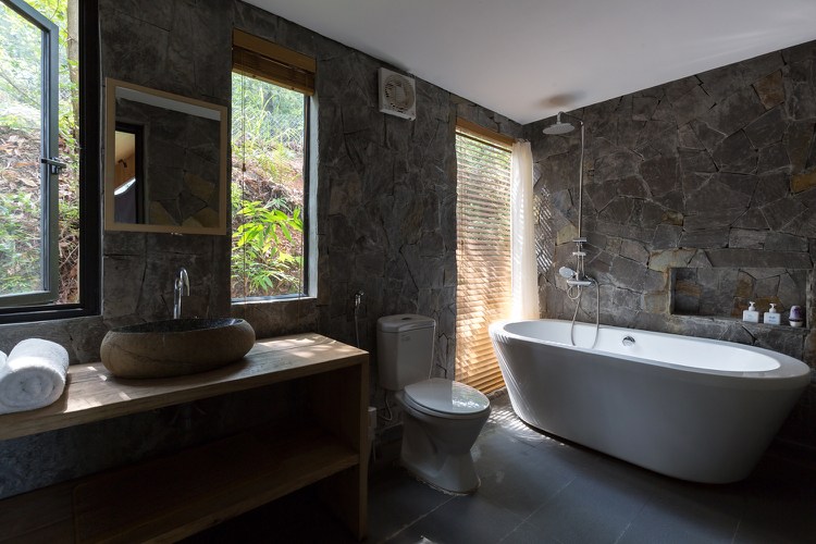 natursten väggmonterat badrum fristående badkar