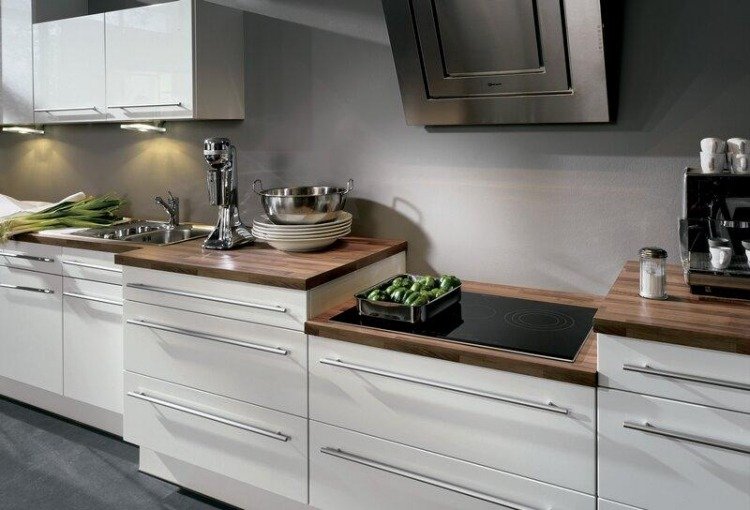 Trä bänkskivor kök-modern-mörk-vit-fronter-grå-vägg färg