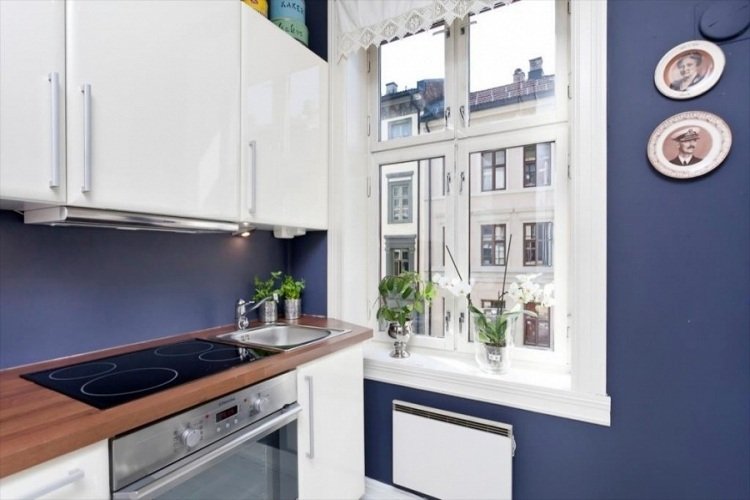 trä-bänkskivor-kök-modern-vit-högglans-fronter-lila-blå-väggfärg