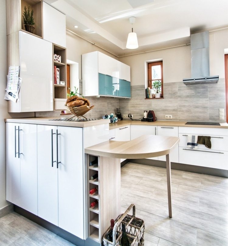 Trä bänkskivor kök-modernt-ljust-trä-beige-vägg-färg-vit-fronter-spegel-trä utseende