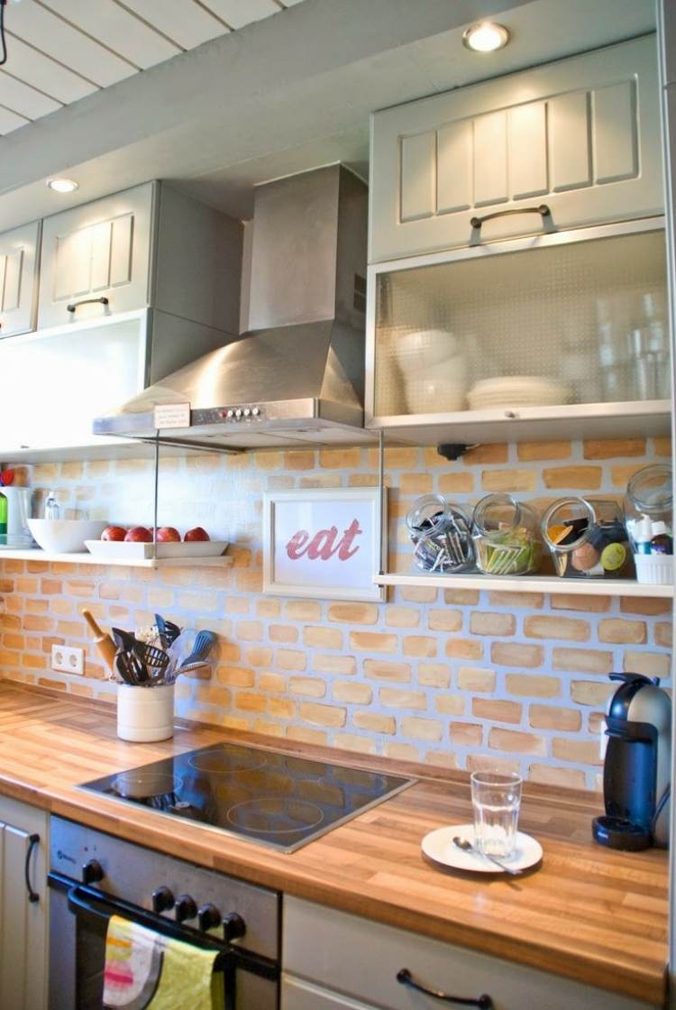 trä-bänkskivor-kök-massivt trä-grå-fronter-vägg-färg-tegel-look-deco