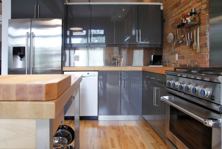 trä-bänkskivor-kök-modern-grå-högglans-fronter-tegelvägg