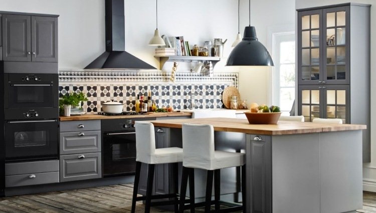 trä-bänkskivor-kök-moderna-grå-målade-svarta-accenter