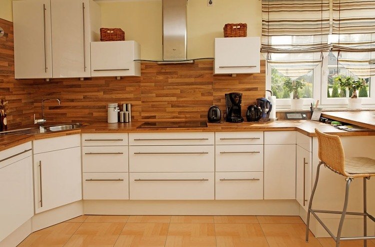 trä-bänkskivor-kök-modern-bakvägg-gul-vägg-färg