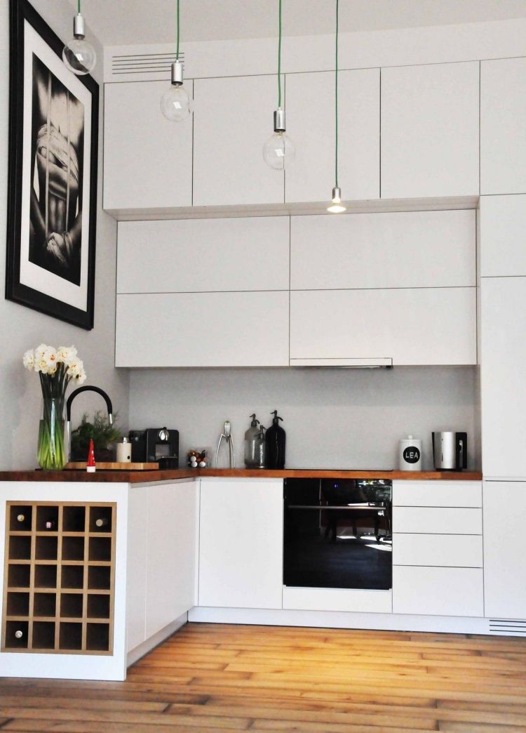 trä-bänkskivor-kök-modern-grå-vägg-måla-vita-fronter-vinställ