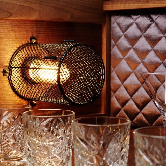 designer-bar-trä-lampa-grid-whiskyglasögon