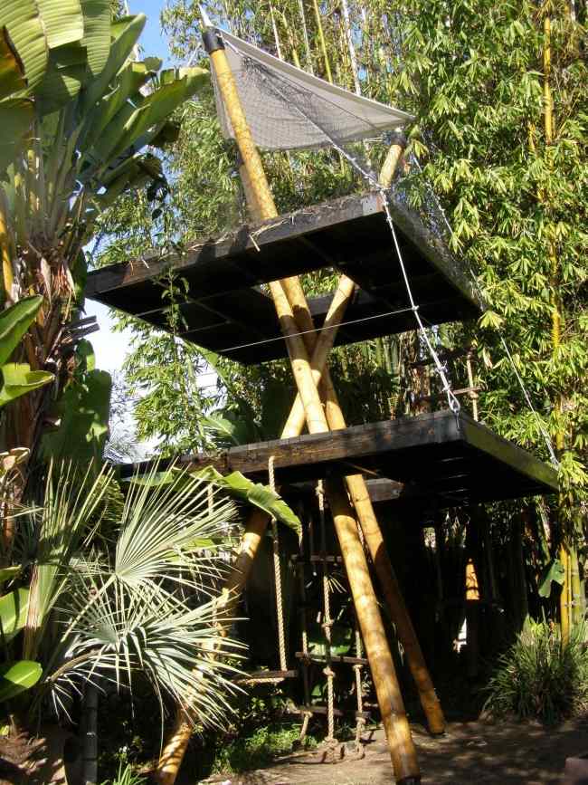 Bambu hus byggt på styltor Bambu stativ lekplats