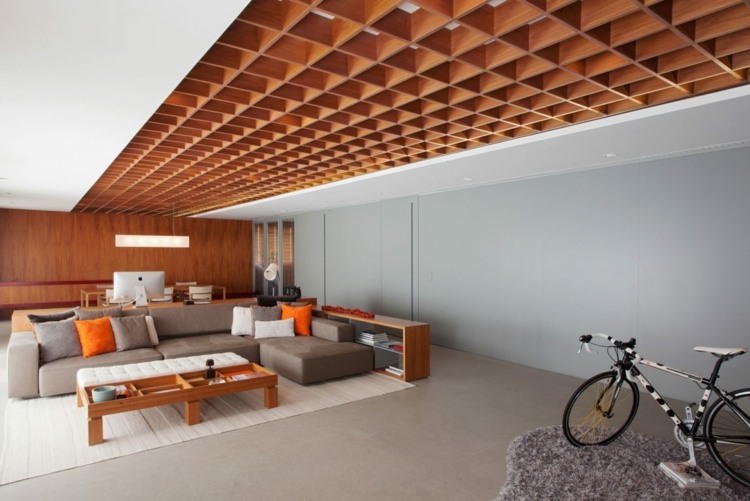 takhörnsoffa i trä-grå-beige-soffbord-väggpanel