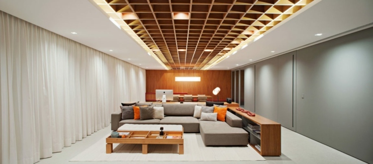 trä-tak-belysning-vardagsrum-inredning-design-grå-skjutdörrar-rumsavdelare