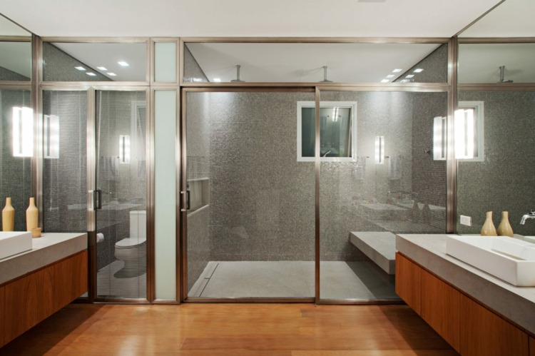 trä-tak-stort-badrum-våt-cell-glas-dörr-metall-profiler