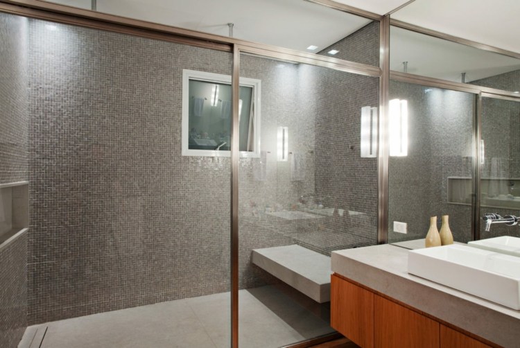 trä-tak-grå-kakel-badrum-mosaik-bänk-dusch-tvätt skåp