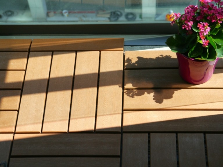 träplattor på balkongen modern design enkla instruktioner blomma