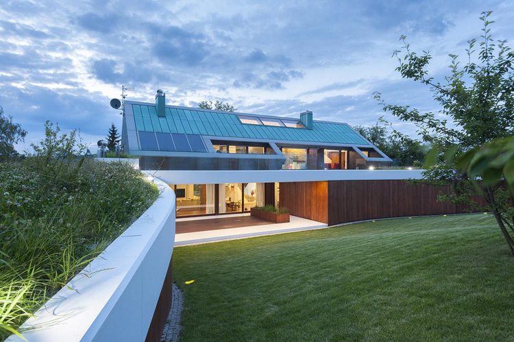 Trä för utsida-inuti-vit-skördetröska-gräsmatta-sluttande tak-hus